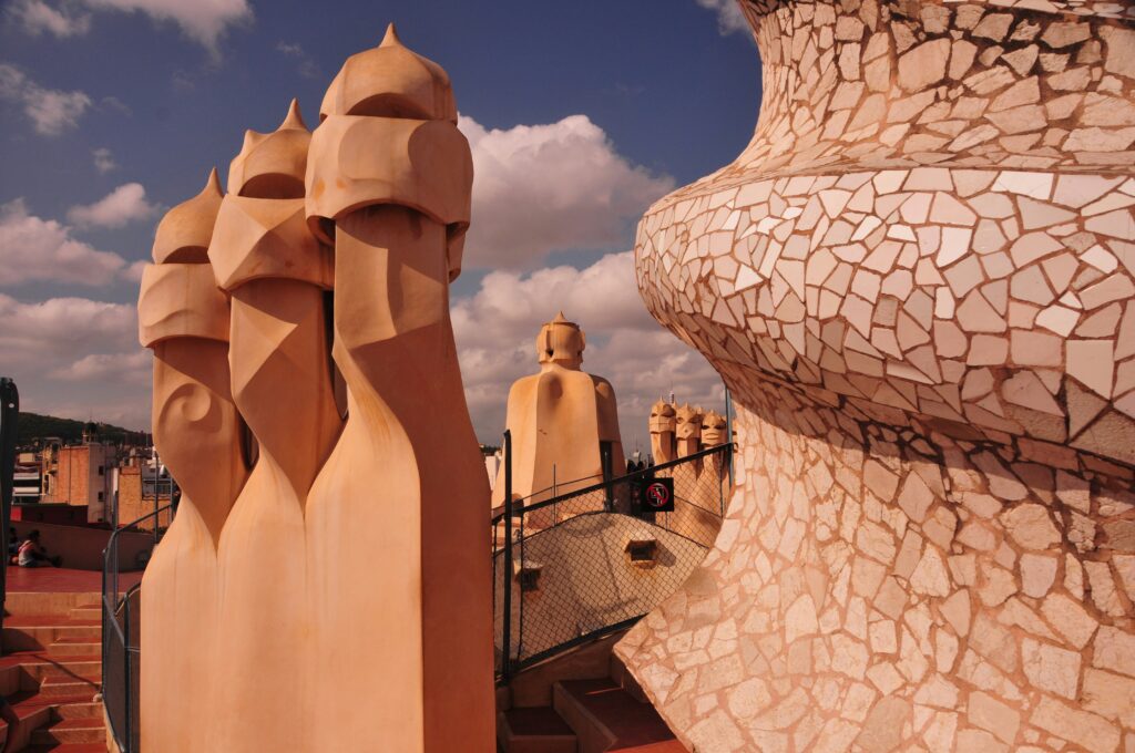 Modern building design inspired by termite mound ventilation systems