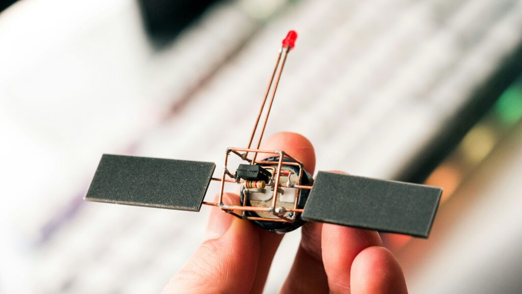 Tiny electronic device inspired by insect structure collecting ambient energy