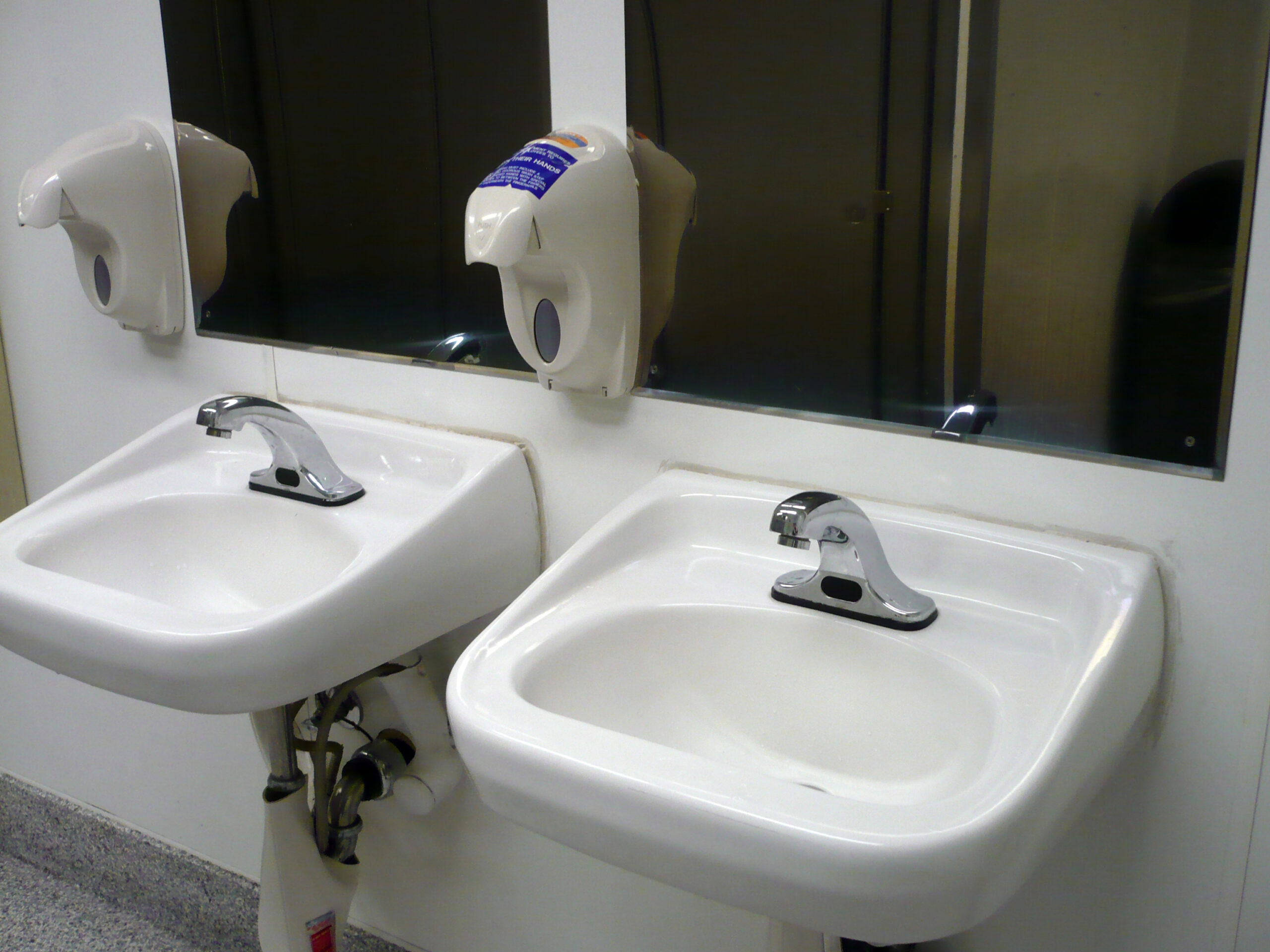 The Hidden World of Bathroom Moisture (image credits: wikimedia)